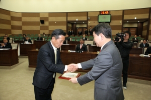 2011.03.28-행정사무감사 우수부서 표창패 수여식_농정과