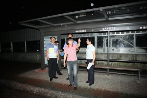 2011.08.19-아동과 여성이 안전한 사회만들기 특별위원회 버스정류장 주변 가로등 밝기 조사