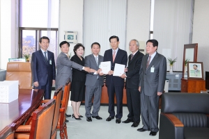 2011.10.17-국회의원 선거구 분구 촉구 범시민 서명부 전달