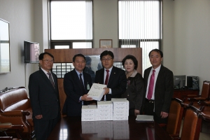 2011.10.21-국회의원 선거구 분구 촉구 범시민 서명부 전달