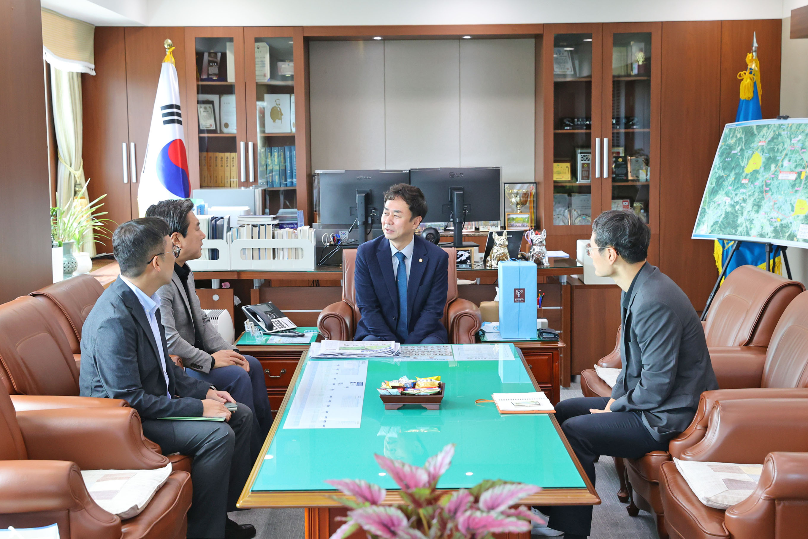 속초시의회 김명길 의장 내방(2026.08.11.)_0
