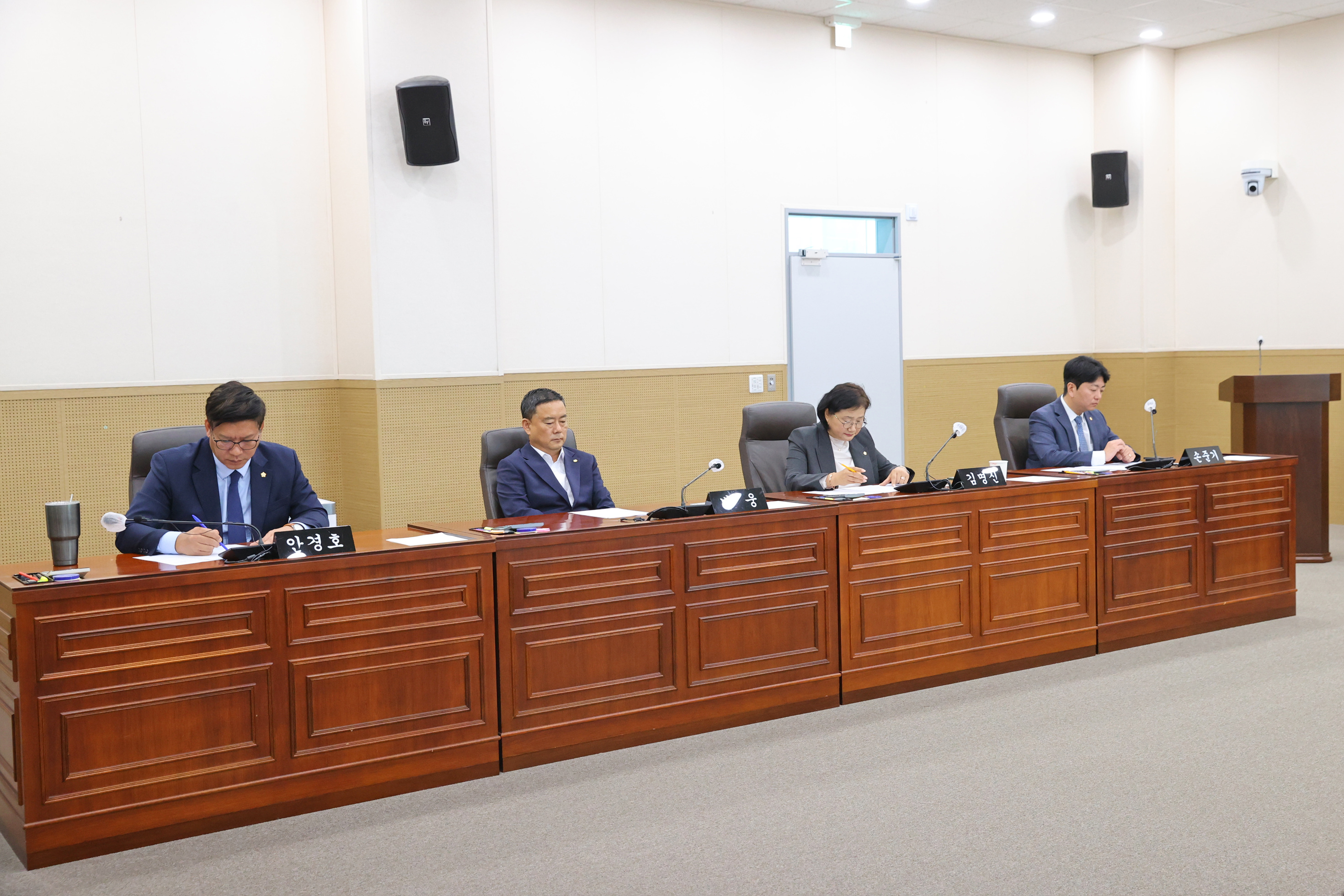 제269회 원주시의회(임시회) 제1차 (재)원주미래산업진흥원장 인사청문특별위원회(2026.10.16.)_6