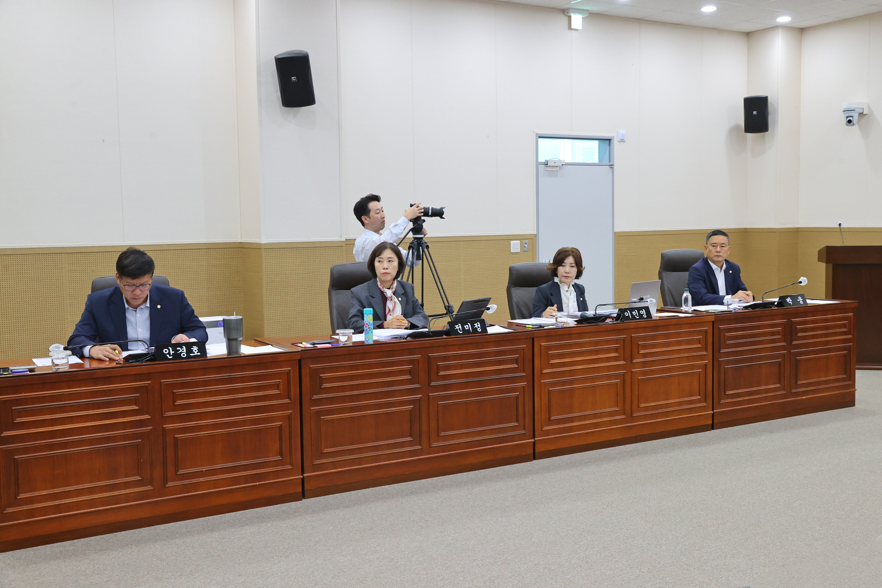 제269회 원주시의회(임시회) 제2차 (재)원주미래산업진흥원장 인사청문특별위원회 (2026.10.21.)_8